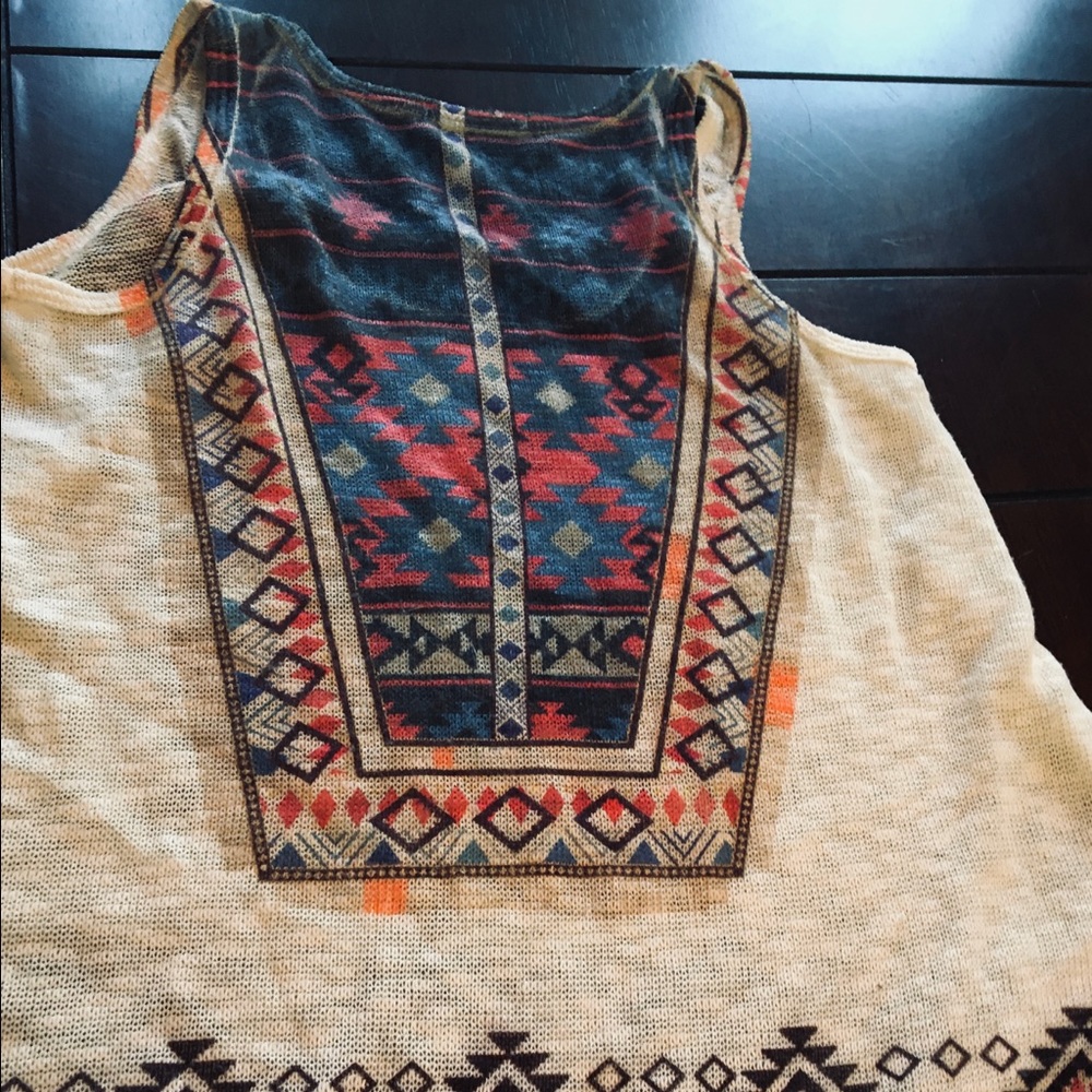 Pretty Aztec design top - Picture 2 of 2